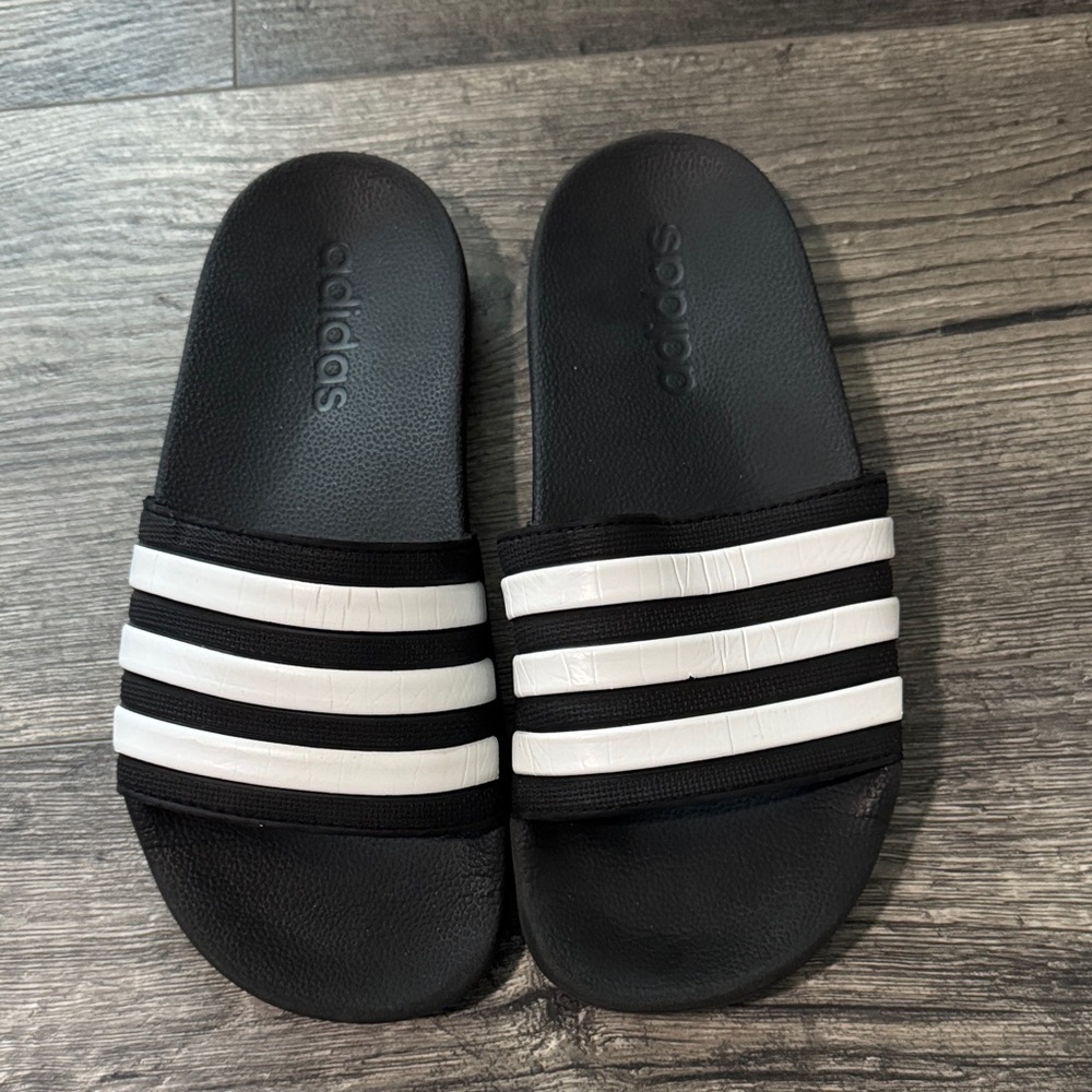 Adidas Adilette Comfort slide Youth size 2
